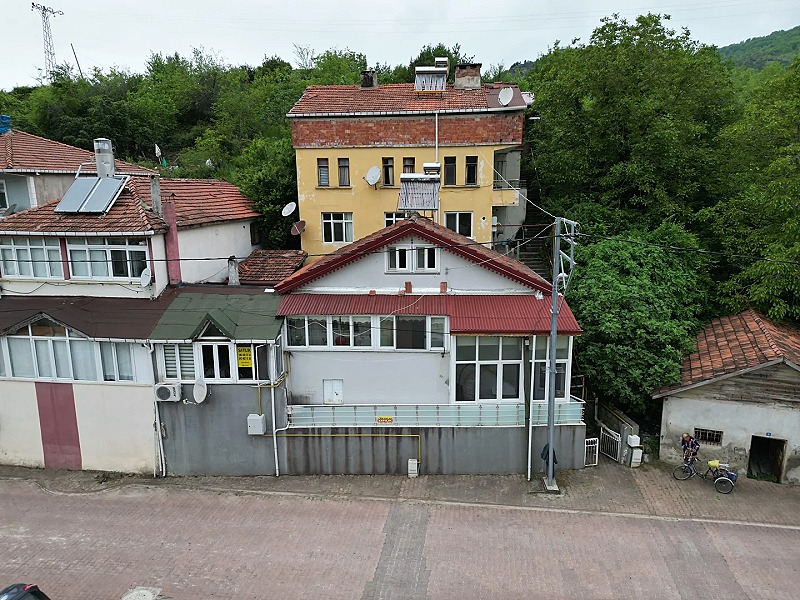 CADDE ÜZERİ MÜSTAKİL EV